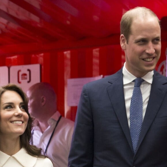 Le prince William et Catherine Kate Middleton, la duchesse de Cambridge rencontrent des jeunes entrepreneurs lors d'un évènement dans le bar/restaurant "The Social" à Bombay, le 11 avril 2016, lors du 2ème jour de leur visite en Inde.  The Duke and Duchess of Cambridge meet young entrepreneurs at a UK Government Great campaign event at a bar, restaurant and collaborative workspace called The Social in Mumbai, India. 11/04/201611/04/2016 - Bombay