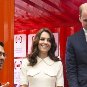 Le prince William et Catherine Kate Middleton, la duchesse de Cambridge rencontrent des jeunes entrepreneurs lors d'un évènement dans le bar/restaurant "The Social" à Bombay, le 11 avril 2016, lors du 2ème jour de leur visite en Inde.  The Duke and Duchess of Cambridge meet young entrepreneurs at a UK Government Great campaign event at a bar, restaurant and collaborative workspace called The Social in Mumbai, India. 11/04/201611/04/2016 - Bombay