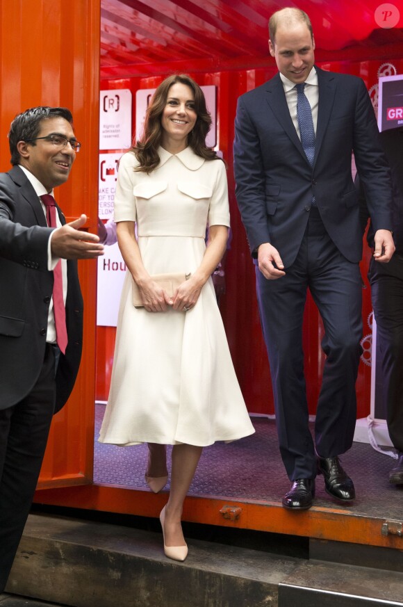 Le prince William et Catherine Kate Middleton, la duchesse de Cambridge rencontrent des jeunes entrepreneurs lors d'un évènement dans le bar/restaurant "The Social" à Bombay, le 11 avril 2016, lors du 2ème jour de leur visite en Inde.  The Duke and Duchess of Cambridge meet young entrepreneurs at a UK Government Great campaign event at a bar, restaurant and collaborative workspace called The Social in Mumbai, India. 11/04/201611/04/2016 - Bombay