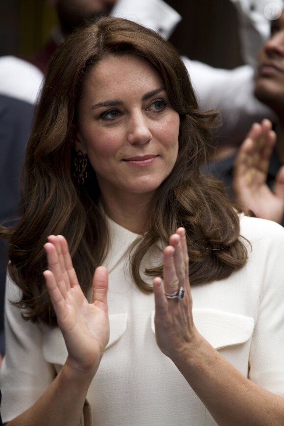 Le prince William et Catherine Kate Middleton, la duchesse de Cambridge rencontrent des jeunes entrepreneurs lors d'un évènement dans le bar/restaurant "The Social" à Bombay, le 11 avril 2016, lors du 2ème jour de leur visite en Inde.  The Duke and Duchess of Cambridge meet young entrepreneurs at a UK Government Great campaign event at a bar, restaurant and collaborative workspace called The Social in Mumbai, India. 11/04/201611/04/2016 - Bombay