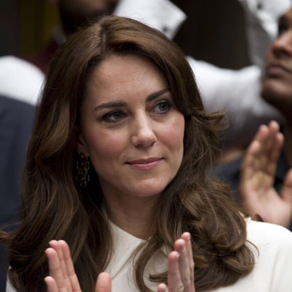 Le prince William et Catherine Kate Middleton, la duchesse de Cambridge rencontrent des jeunes entrepreneurs lors d'un évènement dans le bar/restaurant "The Social" à Bombay, le 11 avril 2016, lors du 2ème jour de leur visite en Inde.  The Duke and Duchess of Cambridge meet young entrepreneurs at a UK Government Great campaign event at a bar, restaurant and collaborative workspace called The Social in Mumbai, India. 11/04/201611/04/2016 - Bombay