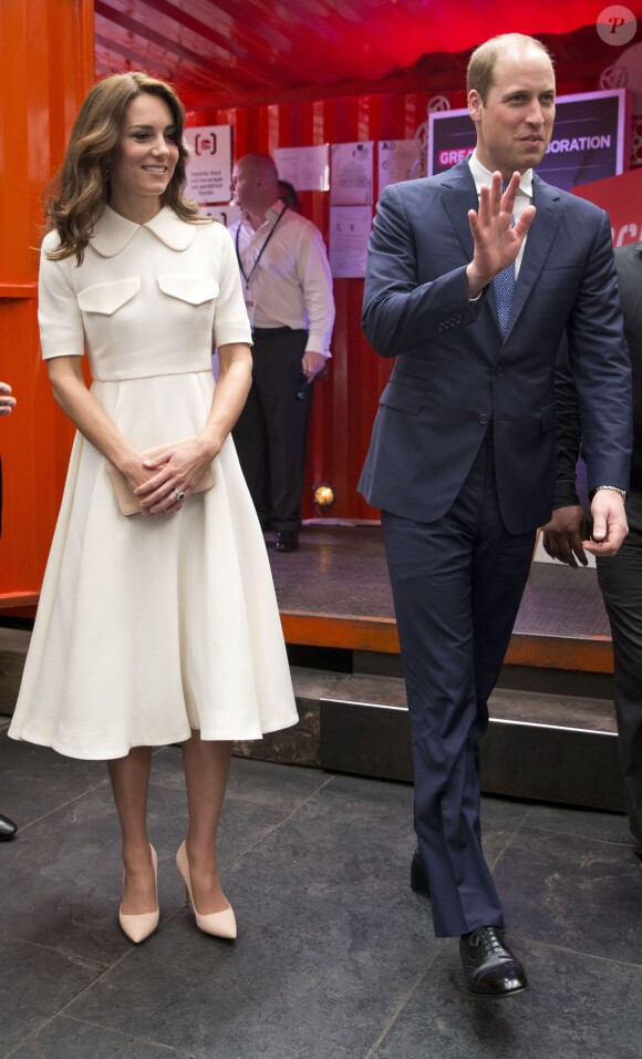 Le prince William et Catherine Kate Middleton, la duchesse de Cambridge rencontrent des jeunes entrepreneurs lors d'un évènement dans le bar/restaurant "The Social" à Bombay, le 11 avril 2016, lors du 2ème jour de leur visite en Inde.  The Duke and Duchess of Cambridge meet young entrepreneurs at a UK Government Great campaign event at a bar, restaurant and collaborative workspace called The Social in Mumbai, India. 11/04/201611/04/2016 - Bombay