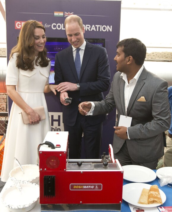 Le prince William et Catherine Kate Middleton, la duchesse de Cambridge rencontrent des jeunes entrepreneurs lors d'un évènement dans le bar/restaurant "The Social" à Bombay, le 11 avril 2016, lors du 2ème jour de leur visite en Inde.  The Duke and Duchess of Cambridge meet young entrepreneurs at a UK Government Great campaign event at a bar, restaurant and collaborative workspace called The Social in Mumbai, India. 11/04/201611/04/2016 - Bombay
