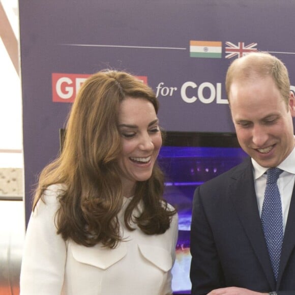 Le prince William et Catherine Kate Middleton, la duchesse de Cambridge rencontrent des jeunes entrepreneurs lors d'un évènement dans le bar/restaurant "The Social" à Bombay, le 11 avril 2016, lors du 2ème jour de leur visite en Inde.  The Duke and Duchess of Cambridge meet young entrepreneurs at a UK Government Great campaign event at a bar, restaurant and collaborative workspace called The Social in Mumbai, India. 11/04/201611/04/2016 - Bombay