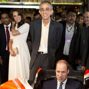 Le prince William et Catherine Kate Middleton, la duchesse de Cambridge rencontrent des jeunes entrepreneurs lors d'un évènement dans le bar/restaurant "The Social" à Bombay, le 11 avril 2016, lors du 2ème jour de leur visite en Inde.  The Duke and Duchess of Cambridge meet young entrepreneurs at a UK Government Great campaign event at a bar, restaurant and collaborative workspace called The Social in Mumbai, India. 11/04/201611/04/2016 - Bombay