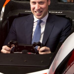 Le prince William et Catherine Kate Middleton, la duchesse de Cambridge rencontrent des jeunes entrepreneurs lors d'un évènement dans le bar/restaurant "The Social" à Bombay, le 11 avril 2016, lors du 2ème jour de leur visite en Inde.  The Duke and Duchess of Cambridge meet young entrepreneurs at a UK Government Great campaign event at a bar, restaurant and collaborative workspace called The Social in Mumbai, India. 11/04/201611/04/2016 - Bombay