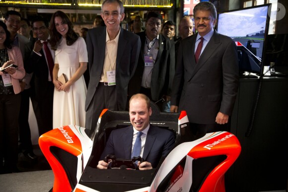 Le prince William et Catherine Kate Middleton, la duchesse de Cambridge rencontrent des jeunes entrepreneurs lors d'un évènement dans le bar/restaurant "The Social" à Bombay, le 11 avril 2016, lors du 2ème jour de leur visite en Inde.  The Duke and Duchess of Cambridge meet young entrepreneurs at a UK Government Great campaign event at a bar, restaurant and collaborative workspace called The Social in Mumbai, India. 11/04/201611/04/2016 - Bombay