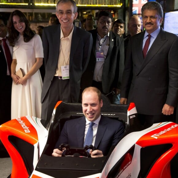 Le prince William et Catherine Kate Middleton, la duchesse de Cambridge rencontrent des jeunes entrepreneurs lors d'un évènement dans le bar/restaurant "The Social" à Bombay, le 11 avril 2016, lors du 2ème jour de leur visite en Inde.  The Duke and Duchess of Cambridge meet young entrepreneurs at a UK Government Great campaign event at a bar, restaurant and collaborative workspace called The Social in Mumbai, India. 11/04/201611/04/2016 - Bombay