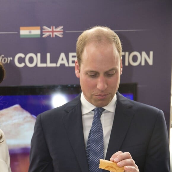 Le prince William et Catherine Kate Middleton, la duchesse de Cambridge rencontrent des jeunes entrepreneurs lors d'un évènement dans le bar/restaurant "The Social" à Bombay, le 11 avril 2016, lors du 2ème jour de leur visite en Inde.  The Duke and Duchess of Cambridge meet young entrepreneurs at a UK Government Great campaign event at a bar, restaurant and collaborative workspace called The Social in Mumbai, India. 11/04/201611/04/2016 - Bombay