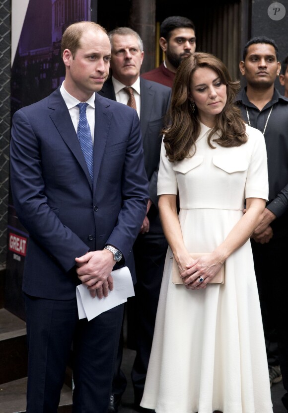 Le prince William et Catherine Kate Middleton, la duchesse de Cambridge rencontrent des jeunes entrepreneurs lors d'un évènement dans le bar/restaurant "The Social" à Bombay, le 11 avril 2016, lors du 2ème jour de leur visite en Inde.  The Duke and Duchess of Cambridge meet young entrepreneurs at a UK Government Great campaign event at a bar, restaurant and collaborative workspace called The Social in Mumbai, India. 11/04/201611/04/2016 - Bombay