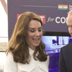 Le prince William et Catherine Kate Middleton, la duchesse de Cambridge rencontrent des jeunes entrepreneurs lors d'un évènement dans le bar/restaurant "The Social" à Bombay, le 11 avril 2016, lors du 2ème jour de leur visite en Inde.  The Duke and Duchess of Cambridge meet young entrepreneurs at a UK Government Great campaign event at a bar, restaurant and collaborative workspace called The Social in Mumbai, India. 11/04/201611/04/2016 - Bombay