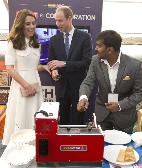 Le prince William et Catherine Kate Middleton, la duchesse de Cambridge rencontrent des jeunes entrepreneurs lors d'un évènement dans le bar/restaurant "The Social" à Bombay, le 11 avril 2016, lors du 2ème jour de leur visite en Inde.  The Duke and Duchess of Cambridge meet young entrepreneurs at a UK Government Great campaign event at a bar, restaurant and collaborative workspace called The Social in Mumbai, India. 11/04/201611/04/2016 - Bombay