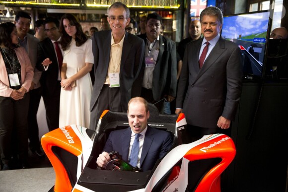 Le prince William et Catherine Kate Middleton, la duchesse de Cambridge rencontrent des jeunes entrepreneurs lors d'un évènement dans le bar/restaurant "The Social" à Bombay, le 11 avril 2016, lors du 2ème jour de leur visite en Inde.  The Duke and Duchess of Cambridge meet young entrepreneurs at a UK Government Great campaign event at a bar, restaurant and collaborative workspace called The Social in Mumbai, India. 11/04/201611/04/2016 - Bombay