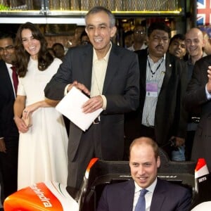 Le prince William et Catherine Kate Middleton, la duchesse de Cambridge rencontrent des jeunes entrepreneurs lors d'un évènement dans le bar/restaurant "The Social" à Bombay, le 11 avril 2016, lors du 2ème jour de leur visite en Inde.  The Duke and Duchess of Cambridge meet young entrepreneurs at a UK Government Great campaign event at a bar, restaurant and collaborative workspace called The Social in Mumbai, India. 11/04/201611/04/2016 - Bombay