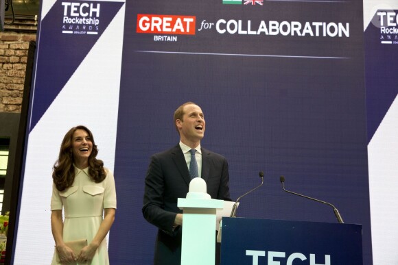 Le prince William et Catherine Kate Middleton, la duchesse de Cambridge rencontrent des jeunes entrepreneurs lors d'un évènement dans le bar/restaurant "The Social" à Bombay, le 11 avril 2016, lors du 2ème jour de leur visite en Inde.  The Duke and Duchess of Cambridge meet young entrepreneurs at a UK Government Great campaign event at a bar, restaurant and collaborative workspace called The Social in Mumbai, India. 11/04/201611/04/2016 - Bombay