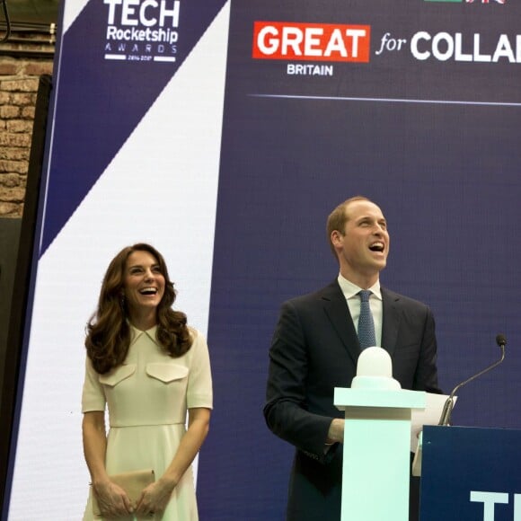 Le prince William et Catherine Kate Middleton, la duchesse de Cambridge rencontrent des jeunes entrepreneurs lors d'un évènement dans le bar/restaurant "The Social" à Bombay, le 11 avril 2016, lors du 2ème jour de leur visite en Inde.  The Duke and Duchess of Cambridge meet young entrepreneurs at a UK Government Great campaign event at a bar, restaurant and collaborative workspace called The Social in Mumbai, India. 11/04/201611/04/2016 - Bombay