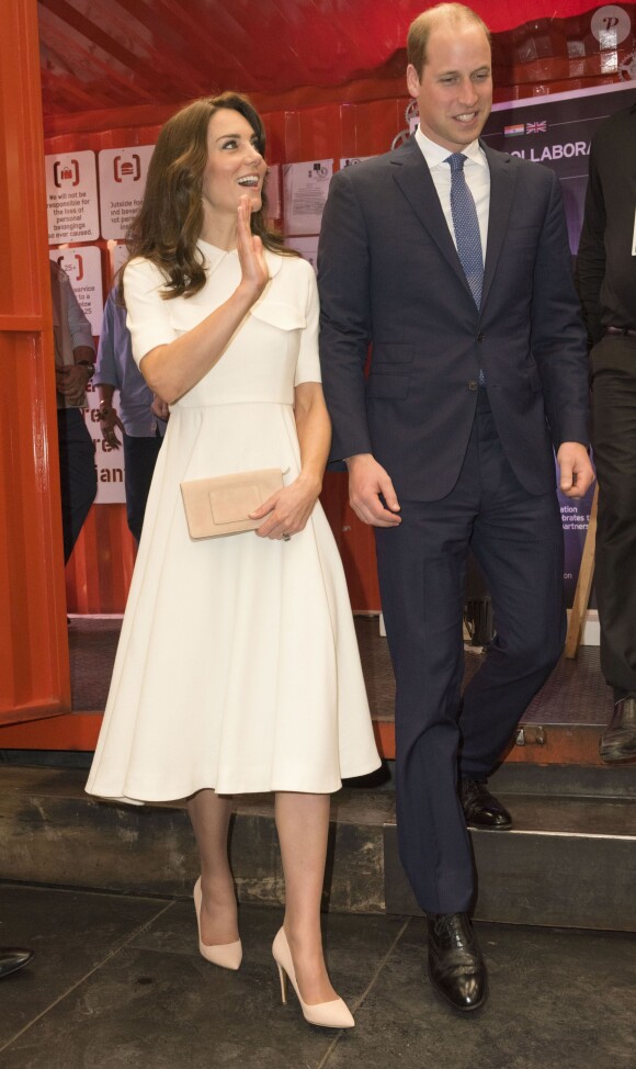 Le prince William, duc de Cambridge et Catherine Kate Middleton, duchesse de Cambridge, ont visité "The Social", un café et un espace de travail collectif dans la matinée à Bombay, le 11 avril 2016 où ils ont rencontrés de jeunes entrepreneurs avant de s'envoler pour New Delhi, pendant leur visite officielle en Inde.  Britain's Prince William, Duke of Cambridge and Catherine Duchess of Cambridge, in the morning met emerging young business talent at "The Social" in Mumbai on April 11, 2016 before flying to the Capitol, New Delhi. The Social, Mumbai, is a café and collaborative work space.11/04/2016 - Bombay