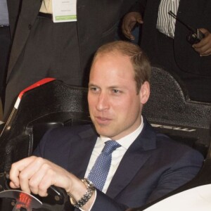 Le prince William, duc de Cambridge et Catherine Kate Middleton, duchesse de Cambridge, ont visité "The Social", un café et un espace de travail collectif dans la matinée à Bombay, le 11 avril 2016 où ils ont rencontrés de jeunes entrepreneurs avant de s'envoler pour New Delhi, pendant leur visite officielle en Inde.  Britain's Prince William, Duke of Cambridge and Catherine Duchess of Cambridge, in the morning met emerging young business talent at "The Social" in Mumbai on April 11, 2016 before flying to the Capitol, New Delhi. The Social, Mumbai, is a café and collaborative work space.11/04/2016 - Bombay