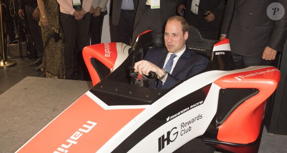 Le prince William, duc de Cambridge et Catherine Kate Middleton, duchesse de Cambridge, ont visité "The Social", un café et un espace de travail collectif dans la matinée à Bombay, le 11 avril 2016 où ils ont rencontrés de jeunes entrepreneurs avant de s'envoler pour New Delhi, pendant leur visite officielle en Inde.  Britain's Prince William, Duke of Cambridge and Catherine Duchess of Cambridge, in the morning met emerging young business talent at "The Social" in Mumbai on April 11, 2016 before flying to the Capitol, New Delhi. The Social, Mumbai, is a café and collaborative work space.11/04/2016 - Bombay