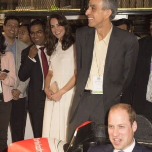 Le prince William, duc de Cambridge et Catherine Kate Middleton, duchesse de Cambridge, ont visité "The Social", un café et un espace de travail collectif dans la matinée à Bombay, le 11 avril 2016 où ils ont rencontrés de jeunes entrepreneurs avant de s'envoler pour New Delhi, pendant leur visite officielle en Inde.  Britain's Prince William, Duke of Cambridge and Catherine Duchess of Cambridge, in the morning met emerging young business talent at "The Social" in Mumbai on April 11, 2016 before flying to the Capitol, New Delhi. The Social, Mumbai, is a café and collaborative work space.11/04/2016 - Bombay