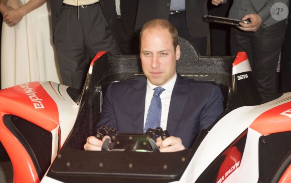 Le prince William, duc de Cambridge et Catherine Kate Middleton, duchesse de Cambridge, ont visité "The Social", un café et un espace de travail collectif dans la matinée à Bombay, le 11 avril 2016 où ils ont rencontrés de jeunes entrepreneurs avant de s'envoler pour New Delhi, pendant leur visite officielle en Inde.  Britain's Prince William, Duke of Cambridge and Catherine Duchess of Cambridge, in the morning met emerging young business talent at "The Social" in Mumbai on April 11, 2016 before flying to the Capitol, New Delhi. The Social, Mumbai, is a café and collaborative work space.11/04/2016 - Bombay