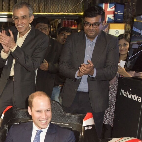 Le prince William, duc de Cambridge et Catherine Kate Middleton, duchesse de Cambridge, ont visité "The Social", un café et un espace de travail collectif dans la matinée à Bombay, le 11 avril 2016 où ils ont rencontrés de jeunes entrepreneurs avant de s'envoler pour New Delhi, pendant leur visite officielle en Inde.  Britain's Prince William, Duke of Cambridge and Catherine Duchess of Cambridge, in the morning met emerging young business talent at "The Social" in Mumbai on April 11, 2016 before flying to the Capitol, New Delhi. The Social, Mumbai, is a café and collaborative work space.11/04/2016 - Bombay