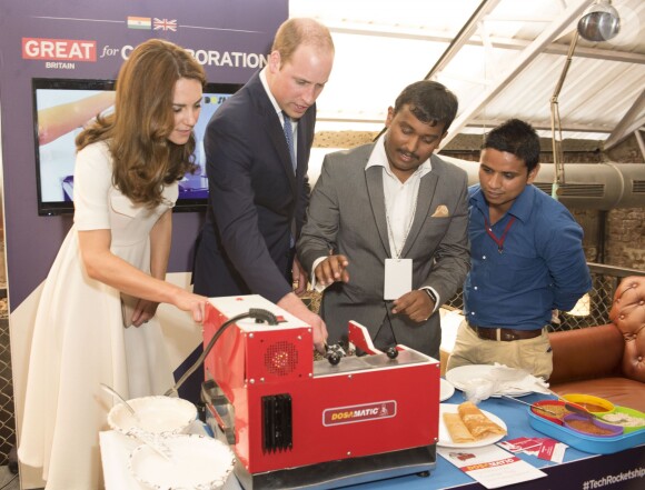 Le prince William, duc de Cambridge et Catherine Kate Middleton, duchesse de Cambridge, ont visité "The Social", un café et un espace de travail collectif dans la matinée à Bombay, le 11 avril 2016 où ils ont rencontrés de jeunes entrepreneurs avant de s'envoler pour New Delhi, pendant leur visite officielle en Inde.  Britain's Prince William, Duke of Cambridge and Catherine Duchess of Cambridge, in the morning met emerging young business talent at "The Social" in Mumbai on April 11, 2016 before flying to the Capitol, New Delhi. The Social, Mumbai, is a café and collaborative work space.11/04/2016 - Bombay