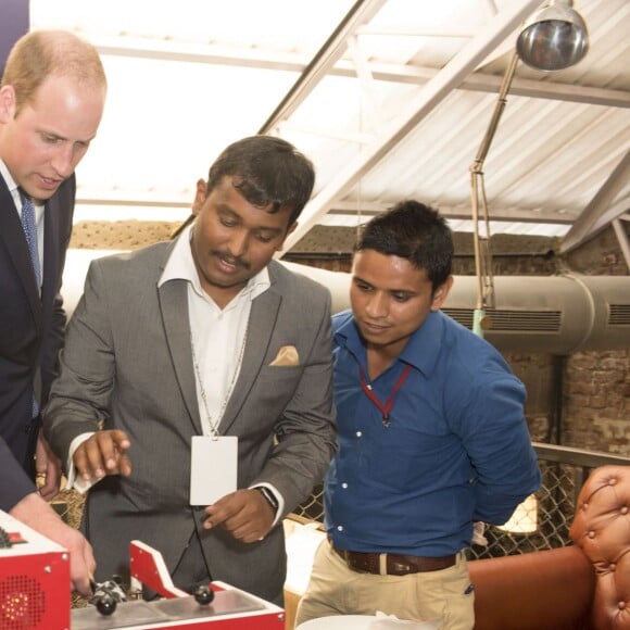 Le prince William, duc de Cambridge et Catherine Kate Middleton, duchesse de Cambridge, ont visité "The Social", un café et un espace de travail collectif dans la matinée à Bombay, le 11 avril 2016 où ils ont rencontrés de jeunes entrepreneurs avant de s'envoler pour New Delhi, pendant leur visite officielle en Inde.  Britain's Prince William, Duke of Cambridge and Catherine Duchess of Cambridge, in the morning met emerging young business talent at "The Social" in Mumbai on April 11, 2016 before flying to the Capitol, New Delhi. The Social, Mumbai, is a café and collaborative work space.11/04/2016 - Bombay