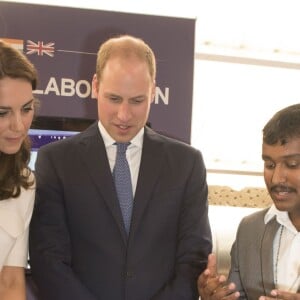 Le prince William, duc de Cambridge et Catherine Kate Middleton, duchesse de Cambridge, ont visité "The Social", un café et un espace de travail collectif dans la matinée à Bombay, le 11 avril 2016 où ils ont rencontrés de jeunes entrepreneurs avant de s'envoler pour New Delhi, pendant leur visite officielle en Inde.  Britain's Prince William, Duke of Cambridge and Catherine Duchess of Cambridge, in the morning met emerging young business talent at "The Social" in Mumbai on April 11, 2016 before flying to the Capitol, New Delhi. The Social, Mumbai, is a café and collaborative work space.11/04/2016 - Bombay