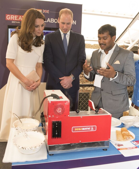 Le prince William, duc de Cambridge et Catherine Kate Middleton, duchesse de Cambridge, ont visité "The Social", un café et un espace de travail collectif dans la matinée à Bombay, le 11 avril 2016 où ils ont rencontrés de jeunes entrepreneurs avant de s'envoler pour New Delhi, pendant leur visite officielle en Inde.  Britain's Prince William, Duke of Cambridge and Catherine Duchess of Cambridge, in the morning met emerging young business talent at "The Social" in Mumbai on April 11, 2016 before flying to the Capitol, New Delhi. The Social, Mumbai, is a café and collaborative work space.11/04/2016 - Bombay