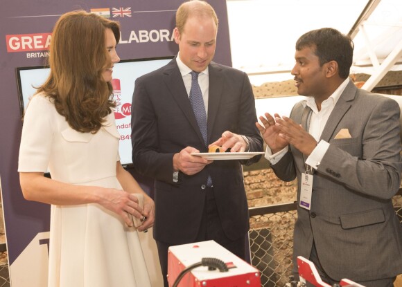 Le prince William, duc de Cambridge et Catherine Kate Middleton, duchesse de Cambridge, ont visité "The Social", un café et un espace de travail collectif dans la matinée à Bombay, le 11 avril 2016 où ils ont rencontrés de jeunes entrepreneurs avant de s'envoler pour New Delhi, pendant leur visite officielle en Inde.  Britain's Prince William, Duke of Cambridge and Catherine Duchess of Cambridge, in the morning met emerging young business talent at "The Social" in Mumbai on April 11, 2016 before flying to the Capitol, New Delhi. The Social, Mumbai, is a café and collaborative work space.11/04/2016 - Bombay