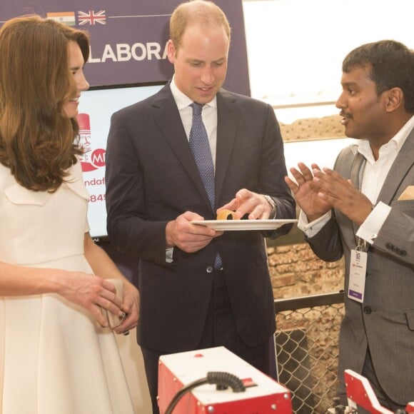 Le prince William, duc de Cambridge et Catherine Kate Middleton, duchesse de Cambridge, ont visité "The Social", un café et un espace de travail collectif dans la matinée à Bombay, le 11 avril 2016 où ils ont rencontrés de jeunes entrepreneurs avant de s'envoler pour New Delhi, pendant leur visite officielle en Inde.  Britain's Prince William, Duke of Cambridge and Catherine Duchess of Cambridge, in the morning met emerging young business talent at "The Social" in Mumbai on April 11, 2016 before flying to the Capitol, New Delhi. The Social, Mumbai, is a café and collaborative work space.11/04/2016 - Bombay