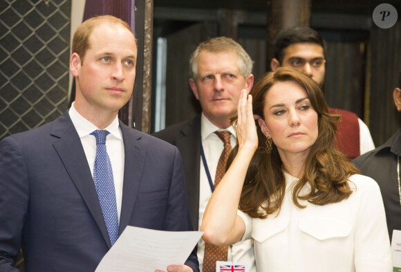 Le prince William, duc de Cambridge et Catherine Kate Middleton, duchesse de Cambridge, ont visité "The Social", un café et un espace de travail collectif dans la matinée à Bombay, le 11 avril 2016 où ils ont rencontrés de jeunes entrepreneurs avant de s'envoler pour New Delhi, pendant leur visite officielle en Inde.  Britain's Prince William, Duke of Cambridge and Catherine Duchess of Cambridge, in the morning met emerging young business talent at "The Social" in Mumbai on April 11, 2016 before flying to the Capitol, New Delhi. The Social, Mumbai, is a café and collaborative work space.11/04/2016 - Bombay