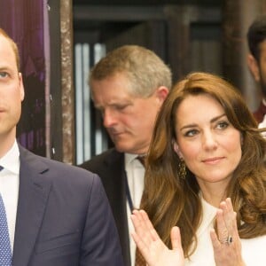 Le prince William, duc de Cambridge et Catherine Kate Middleton, duchesse de Cambridge, ont visité "The Social", un café et un espace de travail collectif dans la matinée à Bombay, le 11 avril 2016 où ils ont rencontrés de jeunes entrepreneurs avant de s'envoler pour New Delhi, pendant leur visite officielle en Inde.  Britain's Prince William, Duke of Cambridge and Catherine Duchess of Cambridge, in the morning met emerging young business talent at "The Social" in Mumbai on April 11, 2016 before flying to the Capitol, New Delhi. The Social, Mumbai, is a café and collaborative work space.11/04/2016 - Bombay