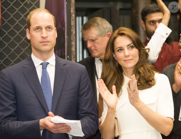 Le prince William, duc de Cambridge et Catherine Kate Middleton, duchesse de Cambridge, ont visité "The Social", un café et un espace de travail collectif dans la matinée à Bombay, le 11 avril 2016 où ils ont rencontrés de jeunes entrepreneurs avant de s'envoler pour New Delhi, pendant leur visite officielle en Inde.  Britain's Prince William, Duke of Cambridge and Catherine Duchess of Cambridge, in the morning met emerging young business talent at "The Social" in Mumbai on April 11, 2016 before flying to the Capitol, New Delhi. The Social, Mumbai, is a café and collaborative work space.11/04/2016 - Bombay