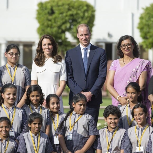 Le prince William, duc de Cambridge, et Kate Catherine Middleton, duchesse de Cambridge, ont posé avec des élèves devant la maison Old Birla au musée Gandhi Smriti à New Delhi, avant d'aller se recueillir sur le mémorial de Mahatma Gandhi, à l'occasion de leur voyage en Inde. Le 11 avril 2016  The Duke and Duchess of Cambridge pose with local school children as they tour Old Birla House in Gandhi Smriti in New Dehli, India, the place where Mahatma Gandhi's life ended on 30 January 1948.11/04/2016 - New Delhi