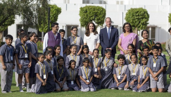 Le prince William, duc de Cambridge, et Kate Catherine Middleton, duchesse de Cambridge, ont posé avec des élèves devant la maison Old Birla au musée Gandhi Smriti à New Delhi, avant d'aller se recueillir sur le mémorial de Mahatma Gandhi, à l'occasion de leur voyage en Inde. Le 11 avril 2016  The Duke and Duchess of Cambridge pose with local school children as they tour Old Birla House in Gandhi Smriti in New Dehli, India, the place where Mahatma Gandhi's life ended on 30 January 1948.11/04/2016 - New Delhi