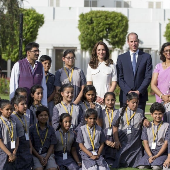 Le prince William, duc de Cambridge, et Kate Catherine Middleton, duchesse de Cambridge, ont posé avec des élèves devant la maison Old Birla au musée Gandhi Smriti à New Delhi, avant d'aller se recueillir sur le mémorial de Mahatma Gandhi, à l'occasion de leur voyage en Inde. Le 11 avril 2016  The Duke and Duchess of Cambridge pose with local school children as they tour Old Birla House in Gandhi Smriti in New Dehli, India, the place where Mahatma Gandhi's life ended on 30 January 1948.11/04/2016 - New Delhi