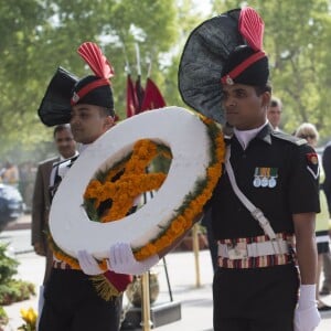 Le prince William, duc de Cambridge, et Kate Catherine Middleton, duchesse de Cambridge, déposent une couronne de fleurs devant le monument aux mort "Porte de l'Inde" à New Delhi, pour rendre hommage aux soldats des régiments indiens qui ont servis lors de la Première Guerre Mondiale, à l'occasion de leur voyage en Inde. Le 11 avril 2016  11 April 2016. They began their Delhi programme with a wreath-laying at India Gate. This memorial is situated in the heart of New Delhi. The 42m high red sandstone structure is the country's main war memorial, covering the two world wars, the Third Anglo-Afghan War.11/04/2016 - New Delhi