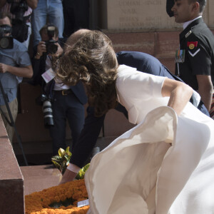 Le prince William, duc de Cambridge, et Kate Catherine Middleton, duchesse de Cambridge, déposent une couronne de fleurs devant le monument aux mort "Porte de l'Inde" à New Delhi, pour rendre hommage aux soldats des régiments indiens qui ont servis lors de la Première Guerre Mondiale, à l'occasion de leur voyage en Inde. Le 11 avril 2016  11 April 2016. They began their Delhi programme with a wreath-laying at India Gate. This memorial is situated in the heart of New Delhi. The 42m high red sandstone structure is the country's main war memorial, covering the two world wars, the Third Anglo-Afghan War.11/04/2016 - New Delhi