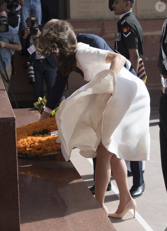 Le prince William, duc de Cambridge, et Kate Catherine Middleton, duchesse de Cambridge, déposent une couronne de fleurs devant le monument aux mort "Porte de l'Inde" à New Delhi, pour rendre hommage aux soldats des régiments indiens qui ont servis lors de la Première Guerre Mondiale, à l'occasion de leur voyage en Inde. Le 11 avril 2016  11 April 2016. They began their Delhi programme with a wreath-laying at India Gate. This memorial is situated in the heart of New Delhi. The 42m high red sandstone structure is the country's main war memorial, covering the two world wars, the Third Anglo-Afghan War.11/04/2016 - New Delhi