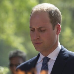 Le prince William, duc de Cambridge, et Kate Catherine Middleton, duchesse de Cambridge, déposent une couronne de fleurs devant le monument aux mort "Porte de l'Inde" à New Delhi, pour rendre hommage aux soldats des régiments indiens qui ont servis lors de la Première Guerre Mondiale, à l'occasion de leur voyage en Inde. Le 11 avril 2016  11 April 2016. They began their Delhi programme with a wreath-laying at India Gate. This memorial is situated in the heart of New Delhi. The 42m high red sandstone structure is the country's main war memorial, covering the two world wars, the Third Anglo-Afghan War.11/04/2016 - New Delhi