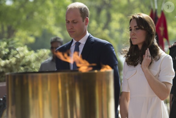 Le prince William, duc de Cambridge, et Kate Catherine Middleton, duchesse de Cambridge, déposent une couronne de fleurs devant le monument aux mort "Porte de l'Inde" à New Delhi, pour rendre hommage aux soldats des régiments indiens qui ont servis lors de la Première Guerre Mondiale, à l'occasion de leur voyage en Inde. Le 11 avril 2016  11 April 2016. They began their Delhi programme with a wreath-laying at India Gate. This memorial is situated in the heart of New Delhi. The 42m high red sandstone structure is the country's main war memorial, covering the two world wars, the Third Anglo-Afghan War.11/04/2016 - New Delhi