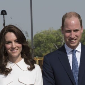 Le prince William, duc de Cambridge, et Kate Catherine Middleton, duchesse de Cambridge, déposent une couronne de fleurs devant le monument aux mort "Porte de l'Inde" à New Delhi, pour rendre hommage aux soldats des régiments indiens qui ont servis lors de la Première Guerre Mondiale, à l'occasion de leur voyage en Inde. Le 11 avril 2016  11 April 2016. They began their Delhi programme with a wreath-laying at India Gate. This memorial is situated in the heart of New Delhi. The 42m high red sandstone structure is the country's main war memorial, covering the two world wars, the Third Anglo-Afghan War.11/04/2016 - New Delhi