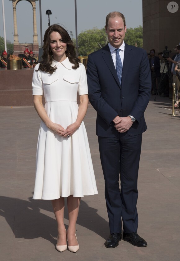 Le prince William, duc de Cambridge, et Kate Catherine Middleton, duchesse de Cambridge, déposent une couronne de fleurs devant le monument aux mort "Porte de l'Inde" à New Delhi, pour rendre hommage aux soldats des régiments indiens qui ont servis lors de la Première Guerre Mondiale, à l'occasion de leur voyage en Inde. Le 11 avril 2016  11 April 2016. They began their Delhi programme with a wreath-laying at India Gate. This memorial is situated in the heart of New Delhi. The 42m high red sandstone structure is the country's main war memorial, covering the two world wars, the Third Anglo-Afghan War.11/04/2016 - New Delhi