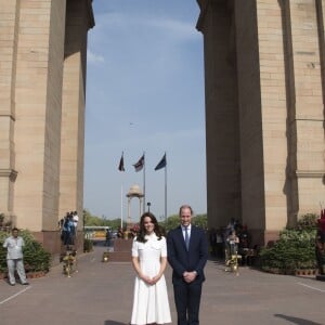 Le prince William, duc de Cambridge, et Kate Catherine Middleton, duchesse de Cambridge, déposent une couronne de fleurs devant le monument aux mort "Porte de l'Inde" à New Delhi, pour rendre hommage aux soldats des régiments indiens qui ont servis lors de la Première Guerre Mondiale, à l'occasion de leur voyage en Inde. Le 11 avril 2016  11 April 2016. They began their Delhi programme with a wreath-laying at India Gate. This memorial is situated in the heart of New Delhi. The 42m high red sandstone structure is the country's main war memorial, covering the two world wars, the Third Anglo-Afghan War.11/04/2016 - New Delhi