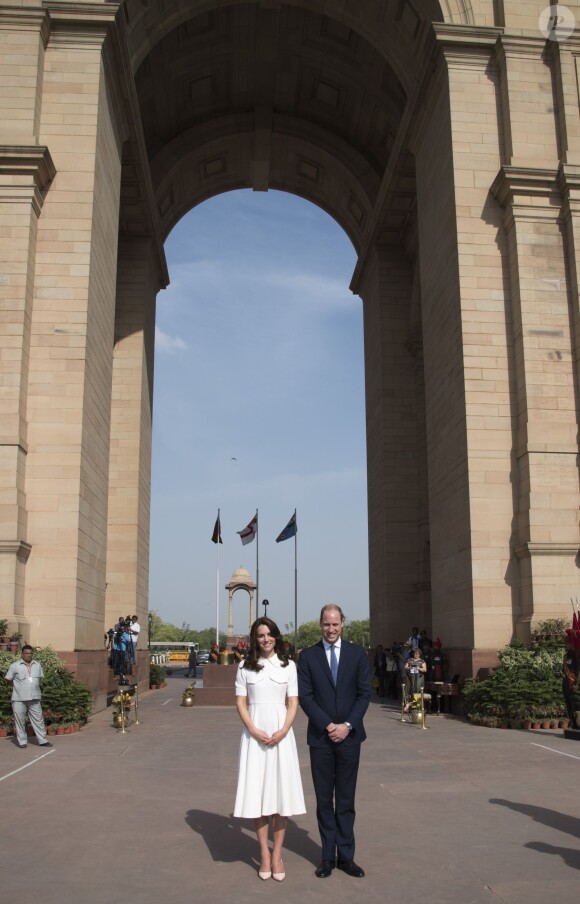 Le prince William, duc de Cambridge, et Kate Catherine Middleton, duchesse de Cambridge, déposent une couronne de fleurs devant le monument aux mort "Porte de l'Inde" à New Delhi, pour rendre hommage aux soldats des régiments indiens qui ont servis lors de la Première Guerre Mondiale, à l'occasion de leur voyage en Inde. Le 11 avril 2016  11 April 2016. They began their Delhi programme with a wreath-laying at India Gate. This memorial is situated in the heart of New Delhi. The 42m high red sandstone structure is the country's main war memorial, covering the two world wars, the Third Anglo-Afghan War.11/04/2016 - New Delhi