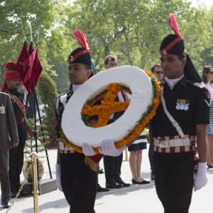 Le prince William, duc de Cambridge, et Kate Catherine Middleton, duchesse de Cambridge, déposent une couronne de fleurs devant le monument aux mort "Porte de l'Inde" à New Delhi, pour rendre hommage aux soldats des régiments indiens qui ont servis lors de la Première Guerre Mondiale, à l'occasion de leur voyage en Inde. Le 11 avril 2016  11 April 2016. They began their Delhi programme with a wreath-laying at India Gate. This memorial is situated in the heart of New Delhi. The 42m high red sandstone structure is the country's main war memorial, covering the two world wars, the Third Anglo-Afghan War.11/04/2016 - New Delhi