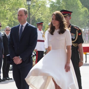 Le prince William, duc de Cambridge, et Kate Catherine Middleton, duchesse de Cambridge, déposent une couronne de fleurs devant le monument aux mort "Porte de l'Inde" à New Delhi, pour rendre hommage aux soldats des régiments indiens qui ont servis lors de la Première Guerre Mondiale, à l'occasion de leur voyage en Inde. Le 11 avril 2016  11 April 2016. They began their Delhi programme with a wreath-laying at India Gate. This memorial is situated in the heart of New Delhi. The 42m high red sandstone structure is the country's main war memorial, covering the two world wars, the Third Anglo-Afghan War.11/04/2016 - New Delhi