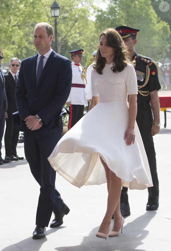 Le prince William, duc de Cambridge, et Kate Catherine Middleton, duchesse de Cambridge, déposent une couronne de fleurs devant le monument aux mort "Porte de l'Inde" à New Delhi, pour rendre hommage aux soldats des régiments indiens qui ont servis lors de la Première Guerre Mondiale, à l'occasion de leur voyage en Inde. Le 11 avril 2016  11 April 2016. They began their Delhi programme with a wreath-laying at India Gate. This memorial is situated in the heart of New Delhi. The 42m high red sandstone structure is the country's main war memorial, covering the two world wars, the Third Anglo-Afghan War.11/04/2016 - New Delhi